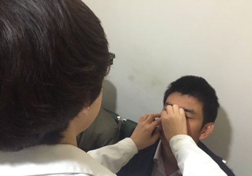 角膜移植手術(shù)，讓他終于能好好見證女兒成長