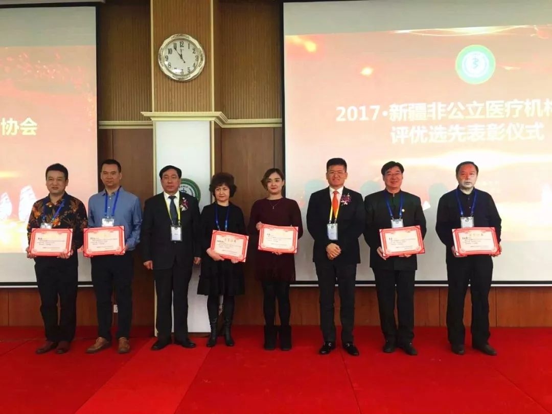 新疆非公2017發(fā)展年會(huì)在烏召開(kāi)李宏副院長(zhǎng)代表我院獲得榮譽(yù)