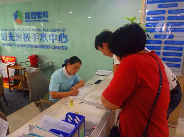 高考后摘鏡，普瑞眼科異常火爆