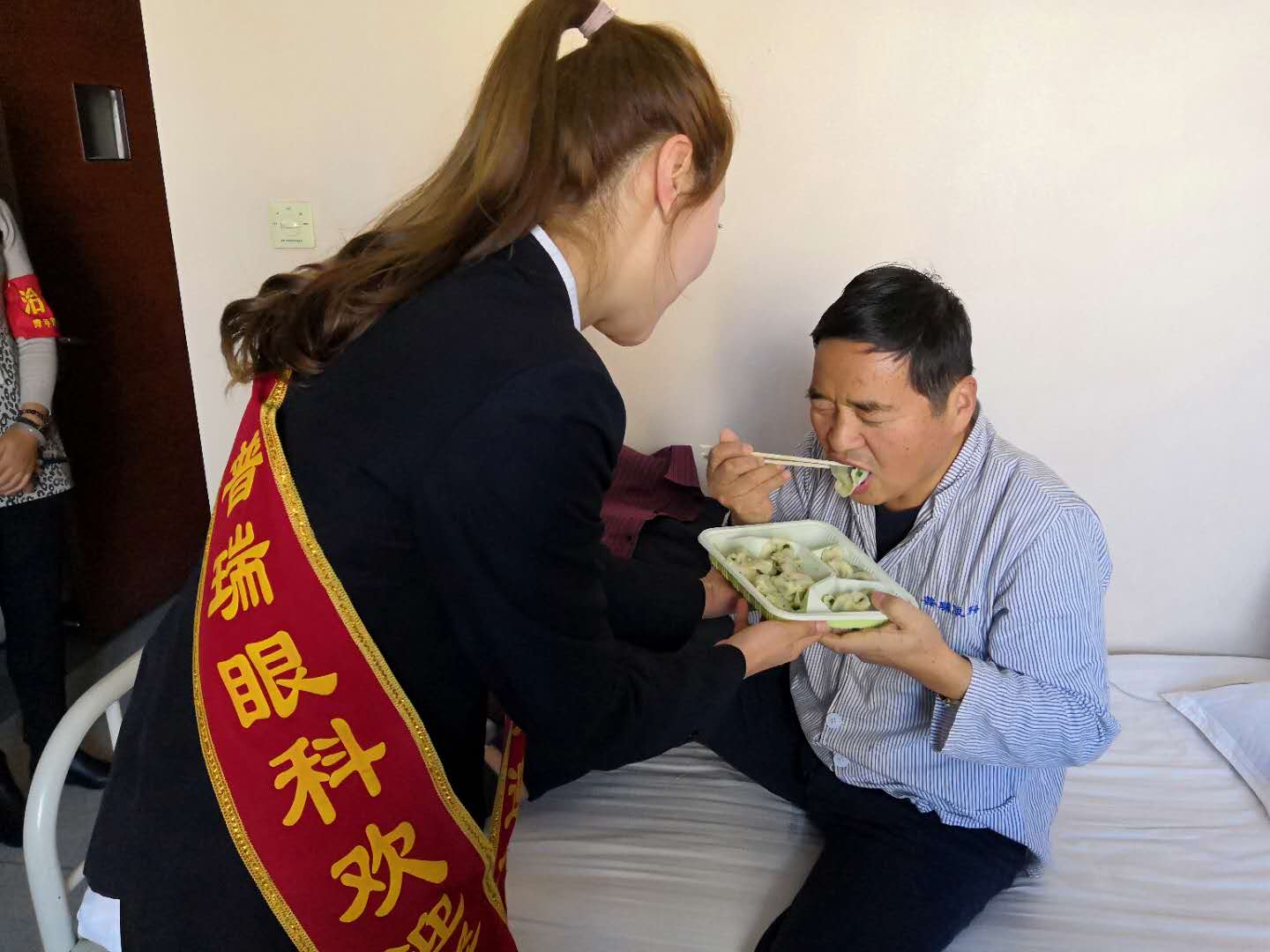 【*暖行動(dòng)】烏魯木齊普瑞眼科冬至為住院病人送餃子