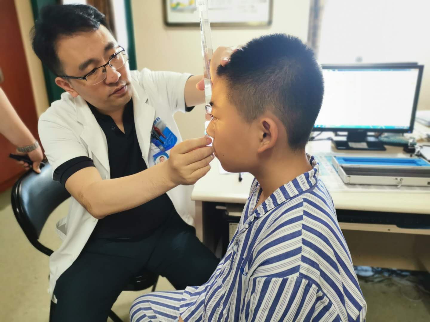 斜弱視專家楊士強博士來疆親診，耐心細(xì)致受稱贊