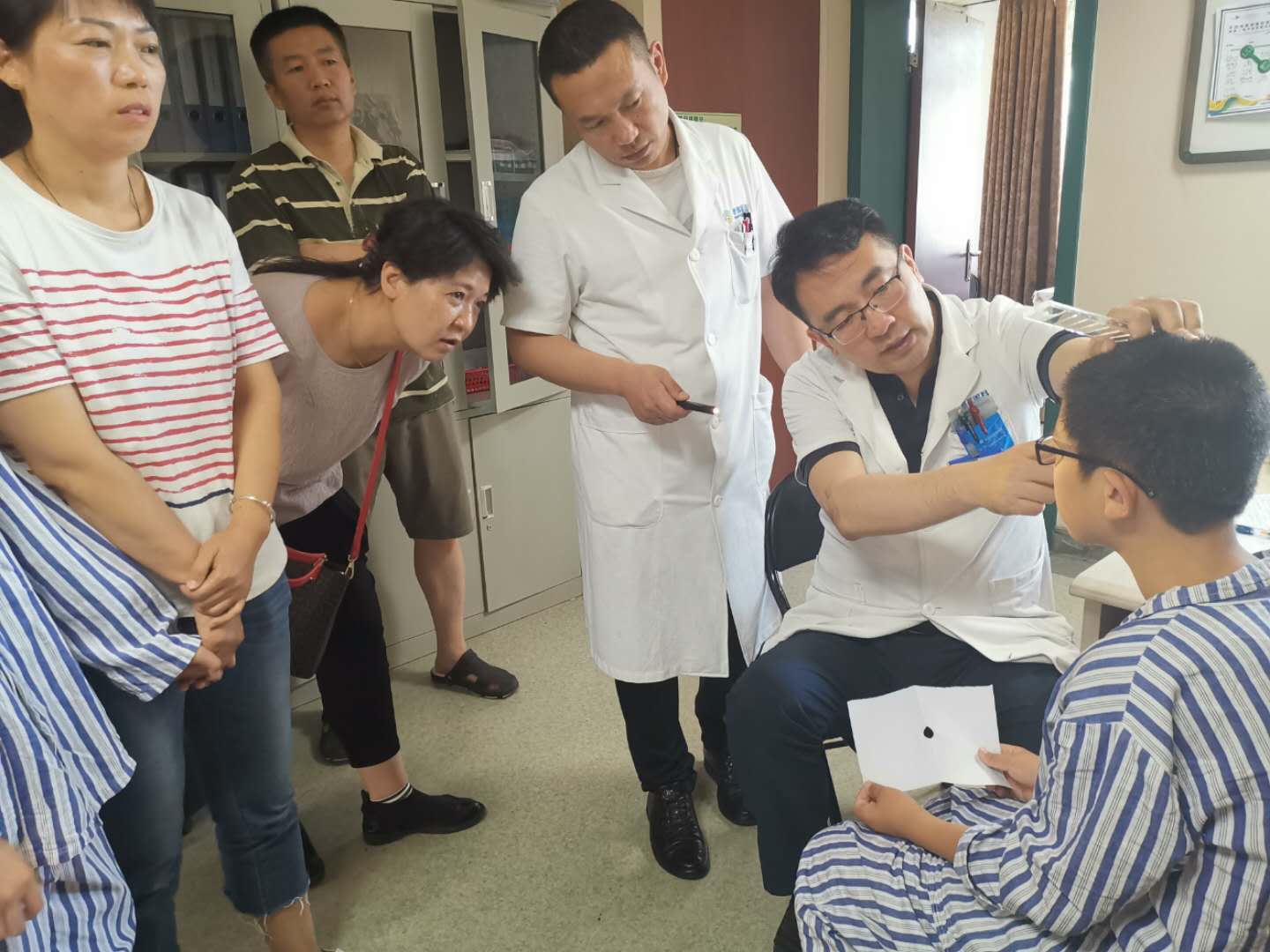 斜弱視專家楊士強博士來疆親診，耐心細(xì)致受稱贊
