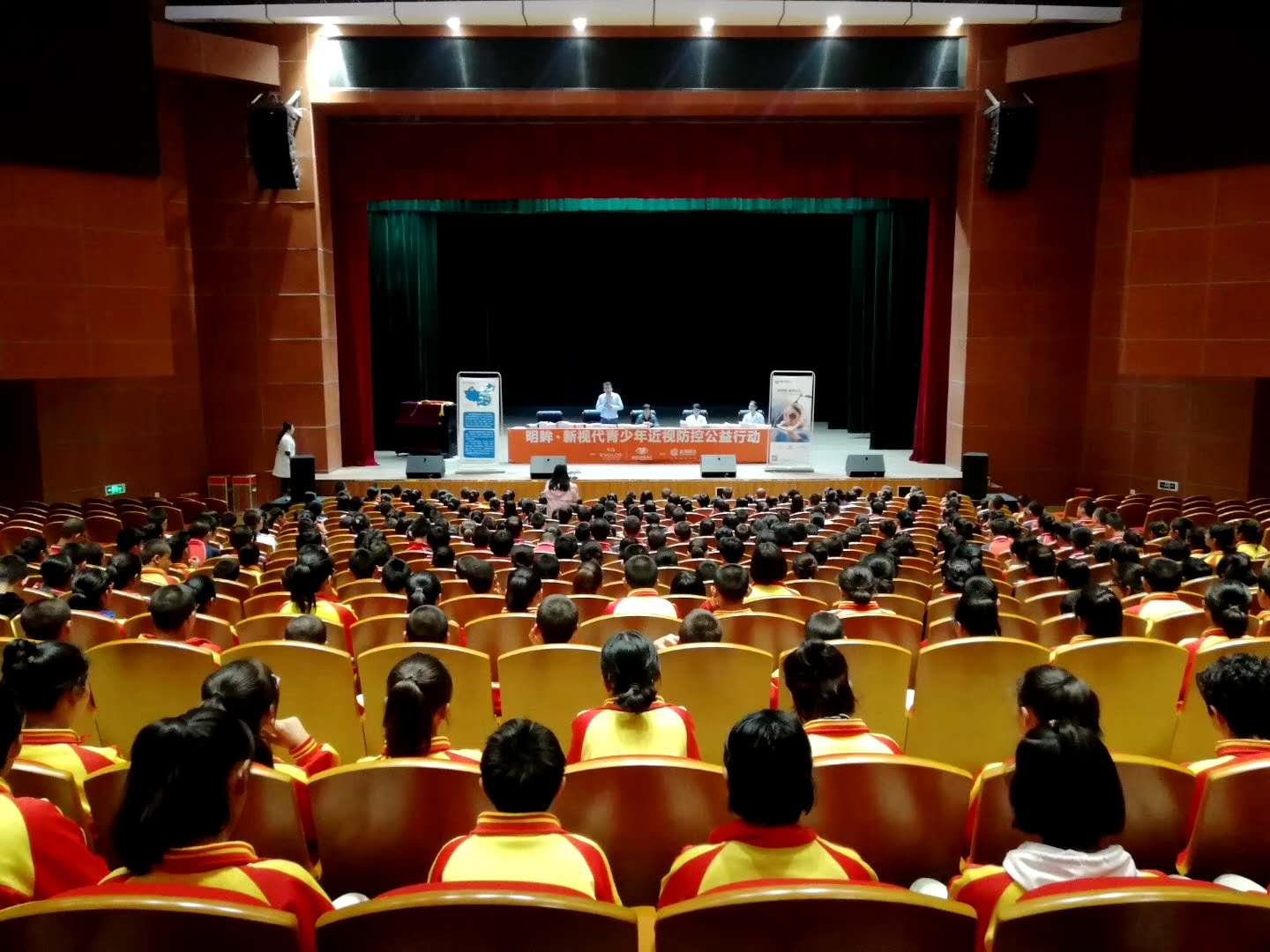 明眸新視代公益活動走進烏市第58中學，為貧困學生贈送眼鏡